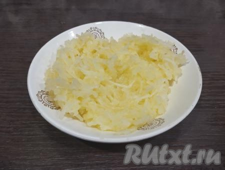 Яблоко очищаем от кожуры, натираем на мелкой тёрке, не затрагивая семенную коробку с семечками. Нам потребуется 140 грамм натёртого яблока.