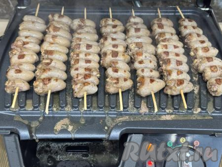 Сердечки на шпажках готовить на электрогриле 7 минут.