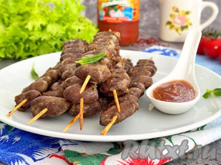 Готовые нежные, вкусные куриные сердечки переложить с электрогриля на тарелку и прямо на шпажках в горячем виде подать к столу, дополнив любимым соусом, свежими овощами или гарниром.