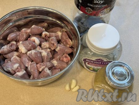 Подготовить продукты для приготовления куриных сердечек на шпажках на электрогриле. Чеснок очистить. Куриные сердечки тщательно промыть под проточной водой.