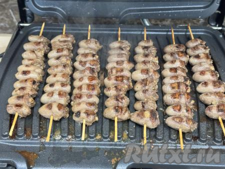 Готовность мяса можно проверить по цвету сока. Проткните самое крупное куриное сердечко вилкой или зубочисткой. Если вытекает прозрачный (бесцветный) сок, значит мясо готово. Наличие розовой или мутной жидкости говорит о том, что нужно дожарить сердечки. Готовые сердечки должны быть мягкими и упругими. Если же они получились "резиновыми" или слишком жёсткими, возможно, они уже пережарены. Время приготовления во многом зависит от жара вашего электрогриля, поэтому, если готовите первый раз, тогда почаще проверяйте мясо на готовность.