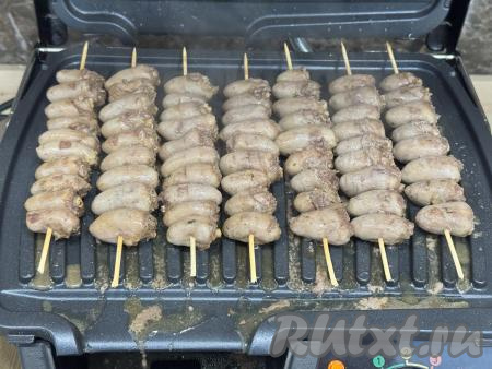 Затем перевернуть шашлычки и готовить ещё 7 минут.