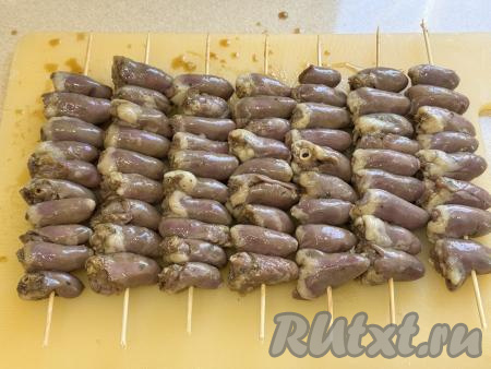 Перемешать сердечки с маринадом и оставить на 30 минут. За это время сердечки нужно 1-2 раза перемешать, чтобы они равномерно промариновались в смеси соевого соуса, чеснока, специй и масла. По прошествии 30 минут нанизать&nbsp;сердечки на деревянные шпажки. В результате у меня получились 7 шашлычков на шпажках, как на фото.