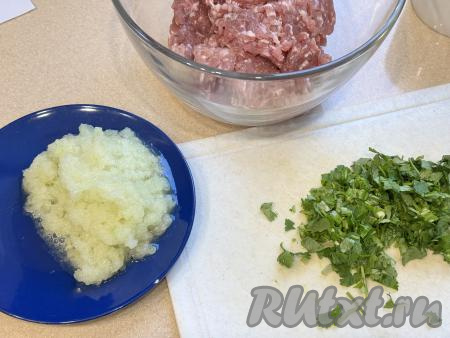 У зелени удалить крупные веточки. Мелко нарезать зелень. Лук и чеснок пропустить через мясорубку, можно лишнюю жидкость отжать.