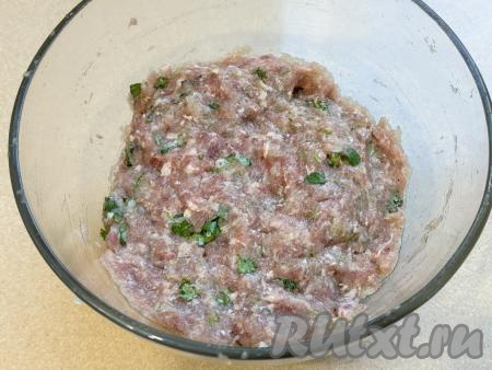 Тщательно перемешать фарш. Отбить получившийся фарш несколько раз о дно миски, для этого его нужно брать в руки и бросать в миску. Благодаря отбиванию, усилятся связующие свойства фарша, поэтому он будет лучше держать форму в процессе приготовления люля-кебабов. Миску с фаршем накрыть и убрать в холодильник на 1 час.