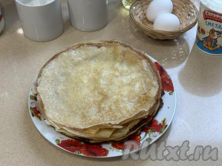 Готовый тонкий крахмальный блин переложить со сковороды на тарелку. Перемешивая тесто перед выпечкой очередного блина и смазывая сковороду маслом только по мере необходимости, постепенно пожарить все блинчики, складывая их стопочкой на тарелку. Вот такая стопка крахмальных блинов у меня получилась.&nbsp;