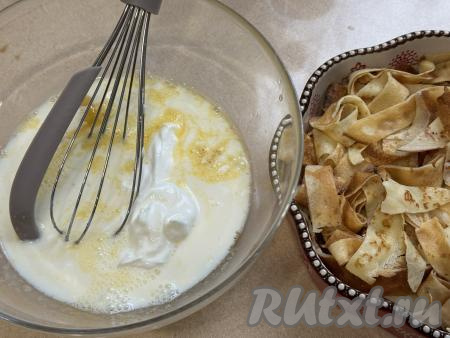 Перемешать яичную массу венчиком, а затем добавить молоко и сметану.&nbsp;