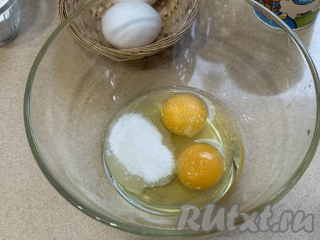 Прежде всего замесим блинное тесто. Для этого в достаточно глубокой миске нужно соединить 2 яйца, соль и сахар.