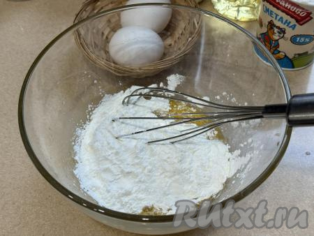 Перемешать венчиком яйца с сахаром и солью до однородности. Затем добавить крахмал.