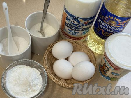 Подготовить продукты для приготовления лапшевника из крахмальных блинов. Крахмал можно взять как кукурузный, так и картофельный (у меня - кукурузный крахмал). Молоко и сметана подойдут любой жирности (я купила молоко жирностью 2,5% и сметану жирностью 15%).