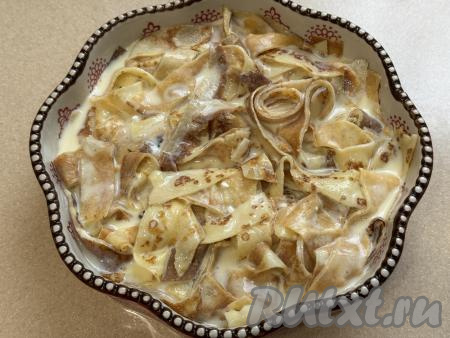 Вылить заливку в форму с нарезанными блинчиками.