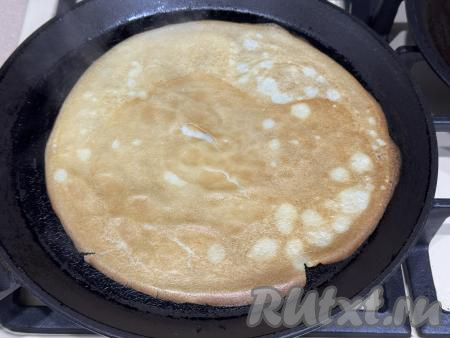 Сковороду (я использовала сковородку диаметром 20 сантиметров)&nbsp;смазать растительным маслом, хорошо разогреть. Влить небольшой половник теста на разогревшуюся сковороду, сразу равномерно распределить крахмальное тесто по дну сковородки. Жарить блинчик на среднем огне до подрумянивания с двух сторон.