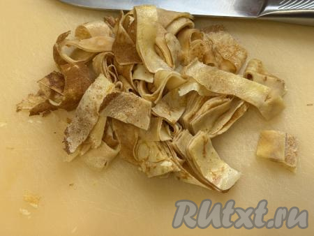 Нарезать крахмальные блины на полоски шириной примерно 1,5 сантиметра.