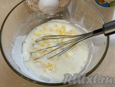 Хорошо вмешать крахмал в яичную массу, чтобы не было комочков. Влить молоко.