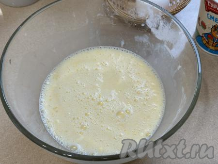 Перемешать крахмальное блинное тесто до однородности, влить 2 столовых ложки растительного масла, ещё раз перемешать. Тесто для блинов получится достаточно жидким.