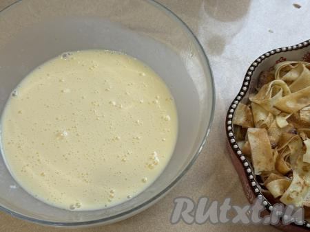Венчиком перемешать получившуюся молочно-сметанную заливку для лапшевника до однородности.