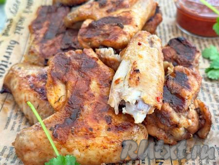 Затем проверить крылья на готовность, для этого нужно разрезать ножом одно крылышки, если мясо в разрезе белое, без вкраплений крови, значит крылья готовы. Если же в разрезе мяса есть кровяные вкрапления, значит нужно увеличить время приготовления в электрогриле минут на 5.&nbsp;