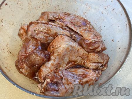 Перемешать крылышки, покрывая их маслом, соевым соусом и специями со всех сторон, оставить промариноваться при комнатной температуре на 30 минут. За это время 1-2 раза крылья нужно перемешать, чтобы они равномерно пропитались маринадом со всех сторон.