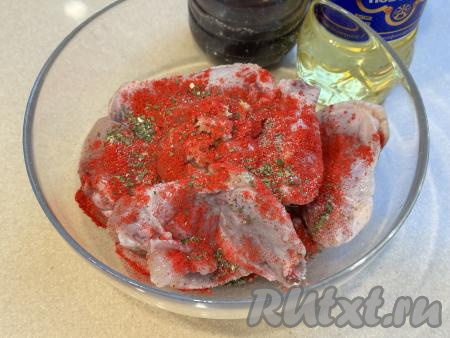 Выложить крылышки в глубокую миску, добавить любимые специи для мяса (я добавила чёрный молотый перец и 1 чайную ложку молотой паприки).
