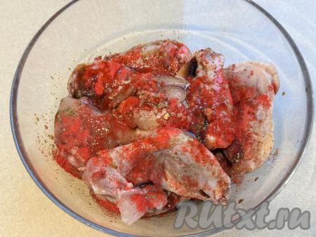 В эту же миску влить 3 столовых ложки растительного масла, добавить соевый соус и пропущенный через пресс чеснок. Соль я к крыльям не добавляю, потому что соевый соус достаточно солёный.