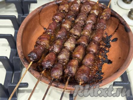 Форму с шашлычками из куриных сердечек на шпажках поместить в духовку,&nbsp;разогретую до 180 градусов,&nbsp;запекать 30 минут.&nbsp;