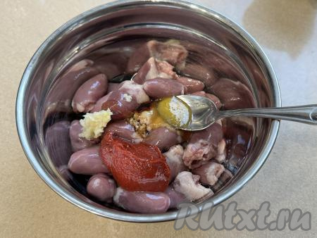 Куриные сердечки промыть водой, отрезать лишний жир и сосуды. Выложить сердечки в миску, добавить томатную пасту, соевый соус, лимонный сок, мёд и пропущенный через пресс чеснок. Соль я добавлять не стала, так как соевый соус достаточно солёный.