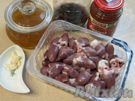 Подготовить продукты для приготовления шашлычков из куриных сердечек на шпажках в духовке.&nbsp;