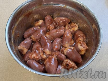 Тщательно перемешать сердечки, равномерно покрывая их соевым соусом, томатной пастой, мёдом и чесноком со всех сторон. Оставить сердечки промариноваться на 1 час при комнатной температуре. В течение этого времени их нужно будет 3-4 раза перемешать, чтобы они хорошо промариновались со всех сторон.