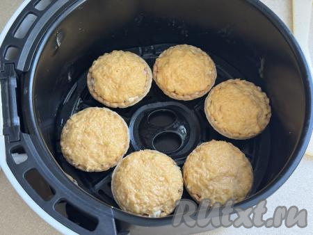 Тарталетки с суши поставить в чашу аэрогриля на решётку в один слой. У меня за раз в чашу аэрогриля поместились только 6 тарталеток, поэтому все суши я запекала в 2 захода.