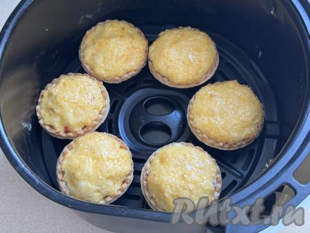 Отправить чашу с тарталетками в аэрогриль. Установить температуру 180 градусов, время - 5-7 минут. Запекать суши нужно до полного расплавления сыра.