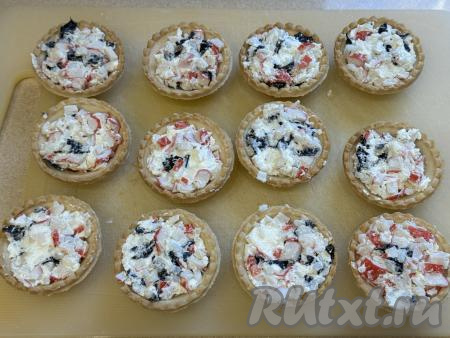 Наполнить песочные тарталетки получившейся массой.