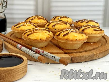 Постепенно запечь в аэрогриле все суши в тарталетках. Горячие суши можно полить соусом "Терияки". Аппетитные, вкусные, насыщенные запечённые суши подать к столу тёплыми, дополнив соевым соусом и васаби.