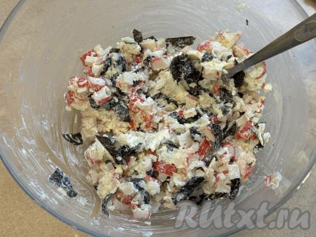 Перемешать массу ложкой до однородности.