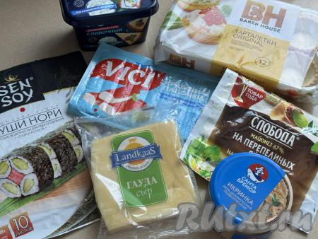 Подготовить продукты для приготовления суши в тарталетках, запечённых в аэрогриле. Крабовые палочки заранее разморозить при комнатной температуре. Икру можно взять недорогую (мойвы, салаки, щуки), я взяла деликатесную икру с кусочками подкопчённого лосося.