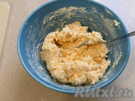 Перемешать смесь икры и сыра столовой ложкой до однородности.