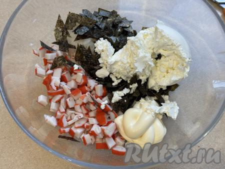 Добавить в миску творожный сыр и майонез.