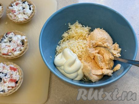 Для приготовления сырной шапочки в отдельной миске нужно соединить майонез, икру и твёрдый сыр, натёртый на мелкой терке.