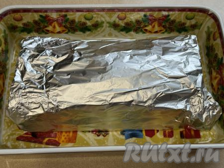 Завернуть мясо в фольгу, свисающую с краёв формы. Запекать свиные рёбрышки с соевым соусом и горчицей&nbsp;в духовке, разогретой до 180 градусов, 1 час.&nbsp;