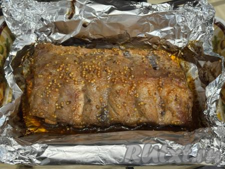 По прошествии часа развернуть фольгу и запекать рёбра ещё 10 минут, чтобы мясо сверху подрумянилось&nbsp;