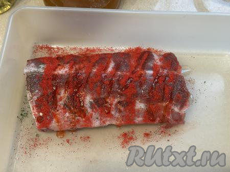 Свиные рёбра я запекала целым куском, но можно взять и рёбрышки нарезанные по кости на порционные части. Рёбра промыть водой, обсушить.&nbsp;Выложить ребрышки в удобный лоток с крышкой, в котором в дальнейшем вы будете мариновать мясо. Посыпать рёбра специями (в качестве специй я использовала 1 чайную ложку паприки) и солью&nbsp; (добавляя соль, обязательно учитывайте степень солёности соевого соуса, который вы будете использовать в дальнейшем).&nbsp;Втереть соль и специи в рёбрышки со всех сторон.&nbsp;