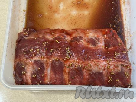 Лоток со свиными рёбрами закрыть крышкой и отправить мясо мариноваться в холодильник, как минимум, на 3 часа (можно и на ночь). Для того чтобы рёбрышки равномерно промариновались со всех сторон, их 3-4 раз нужно будет доставать, переворачивать и снова отправлять в холодильник.