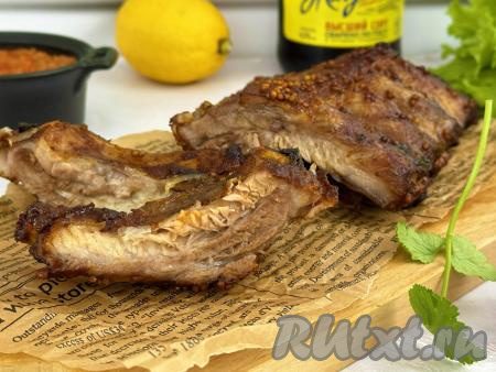 Переложить нежные, вкусные, ароматные рёбра на тарелку и подать в горячем виде к столу, дополнив соусом, гарниром и зеленью.
