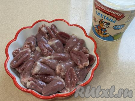 Тщательно перемешать сердечки, покрывая их маслом, солью и перцем со всех сторон. Подготовленные куриные сердечки выложить в жаропрочную форму (я использовала керамическую жаропрочную форму) или силиконовую форму, в которой будет удобно запекать в аэрогриле.