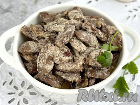 По окончании программы нежные, мягкие куриные сердечки, приготовленные в сметане, достать из чаши аэрогриля, разложить по тарелкам и, дополнив гарниром, в горячем виде подать к столу.