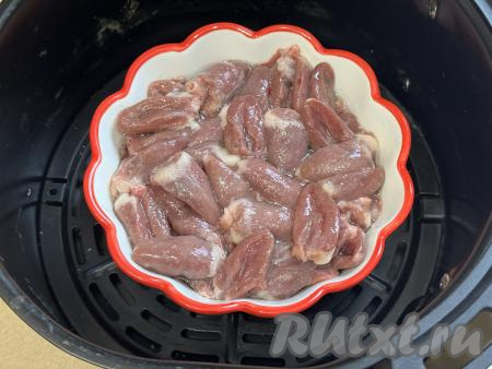 Установить форму с сердечками на решётку аэрогриля, отправить чашу в аэрогриль. Выставить температуру 160 градусов, время - 20 минут. В течение этого времени&nbsp;нужно будет раза 2 достать чашу из аэрогриля и перемешать куриные сердечки в форме.