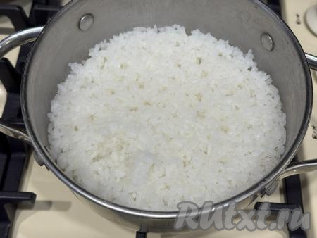 Рис хорошо промыть под проточной водой, чтобы ушёл крахмал, лишней воде дать стечь. Подготовленный рис выложить в кастрюлю с толстым дном, залить водой комнатной температуры в соотношении 1:2 (одна часть риса и две части воды). Довести воду с рисом до кипения, перемешать, убавить огонь до минимума и варить рис под крышкой, не перемешивая, до выпаривания всей воды и полной готовности риса (примерно 20 минут). Дать рису остыть. Я обычно варю достаточно много риса. Для этого рецепта нам понадобятся грамм 100 варёного риса. При желании сварившийся рис можно смешать с рисовым уксусом.