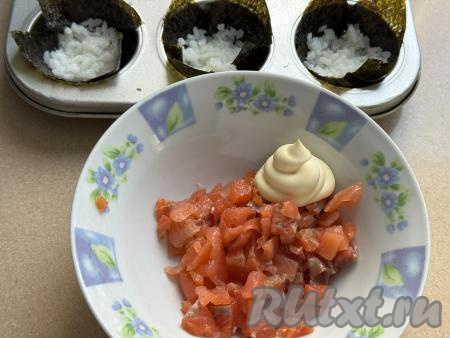 Слабосолёную красную рыбу нарезать на мелкие кубики, добавить1 столовую ложку майонеза.