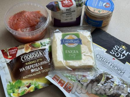 Подготовить продукты для приготовления запечённых суши-маффинов. Красная рыба подойдёт любая слабосолёная.&nbsp;Рыбную икру можно взять любую недорогую (мойвы, щуки, салаки), я взяла икру с кусочками копчёного лосося.