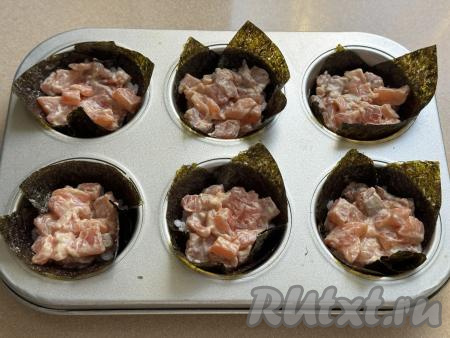 Разложить рыбную начинку по формам поверх риса.