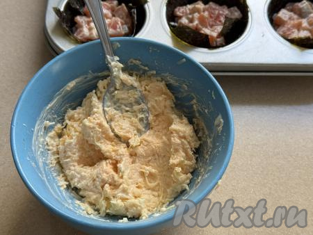 В небольшой ёмкости соединить сыр, натёртый на мелкой тёрке, икру и 1 столовую ложку майонеза, перемешать и сырная начинка готова.